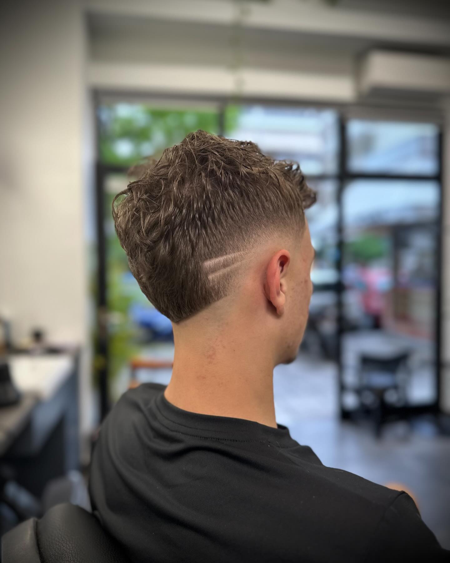 Κούρεμα με σχέδιο ξυραφιού και skin fade, πίσω όψη
